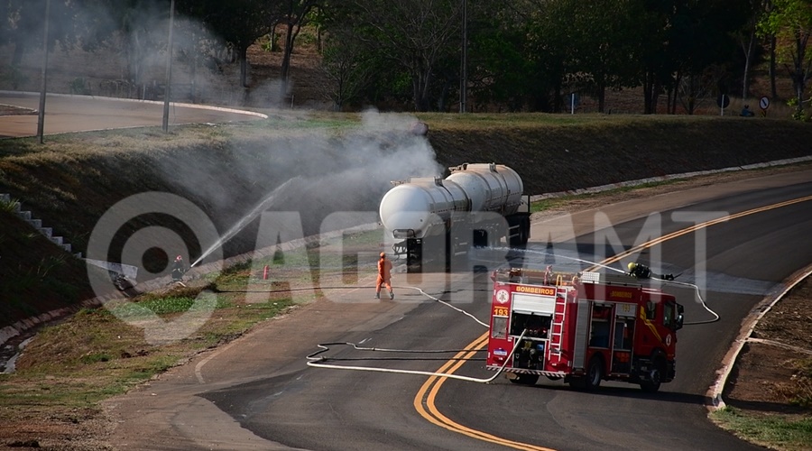 Imagem: BITREM PEGA FOGO Pneus de carreta carregada com etanol pegam fogo sem motivo aparente na MT-130 em Rondonópolis