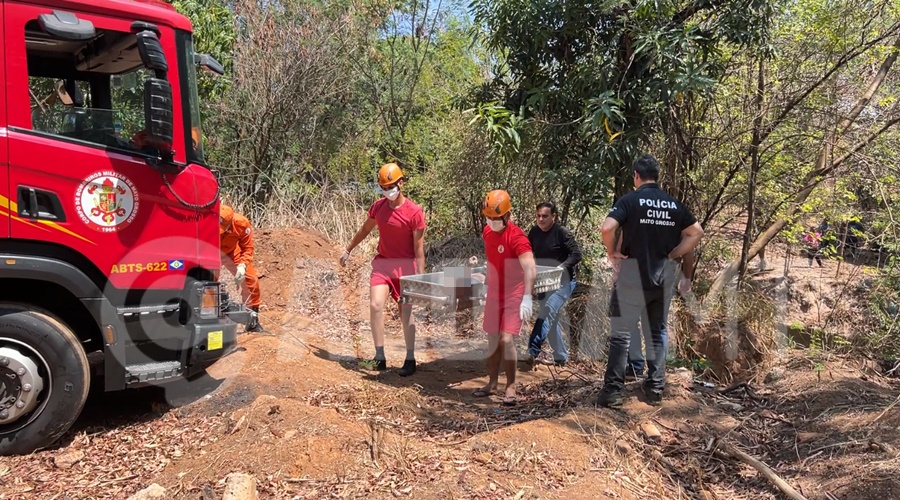 Imagem: Bombeiros retirando corpo do rio EXCLUSIVO | Corpo de homem é localizado boiando em córrego de Rondonópolis Imagem: Bombeiros retirando corpo do rio EXCLUSIVO | Corpo de homem é localizado boiando em córrego de Rondonópolis