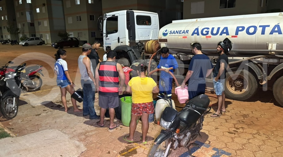 Imagem: CAMINHAO AGUA POTAVEL CELINA “Não tem uma gota d’água”: moradores do Celina Bezerra seguem em 'saga' por abastecimento Imagem: CAMINHAO AGUA POTAVEL CELINA “Não tem uma gota d’água”: moradores do Celina Bezerra seguem em 'saga' por abastecimento
