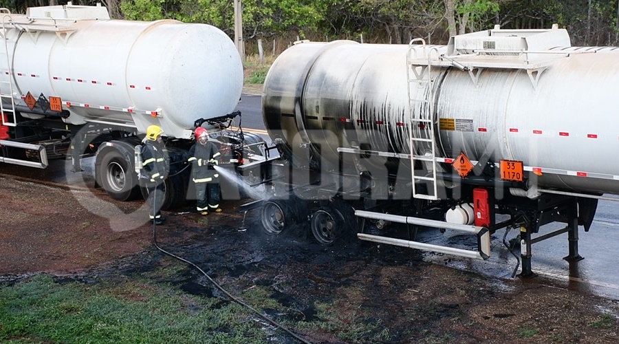 Imagem: CARRETA PEGA FOGO Pneus de carreta carregada com etanol pegam fogo sem motivo aparente na MT-130 em Rondonópolis