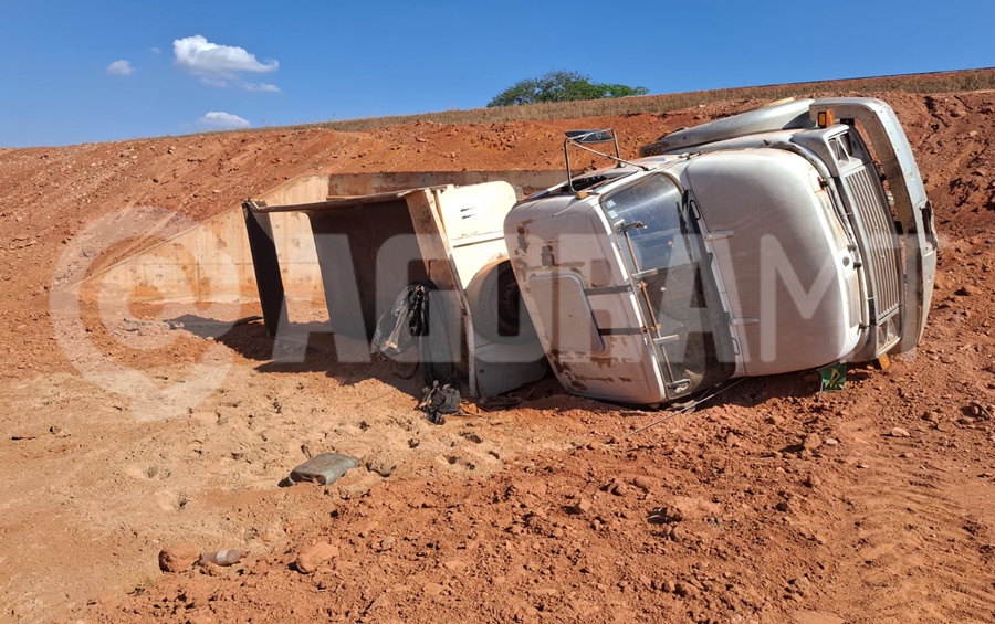 Imagem: Caminhao tomba na MT 483 em Rondonopolis Motorista perde controle e caminhão carregado de areia tomba na MT-483 em Rondonópolis Imagem: Caminhao tomba na MT 483 em Rondonopolis Motorista perde controle e caminhão carregado de areia tomba na MT-483 em Rondonópolis