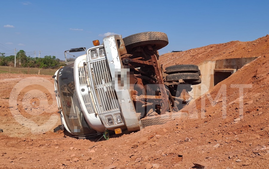 Imagem: Caminhao tomba na MT 483 Motorista perde controle e caminhão carregado de areia tomba na MT-483 em Rondonópolis Imagem: Caminhao tomba na MT 483 Motorista perde controle e caminhão carregado de areia tomba na MT-483 em Rondonópolis