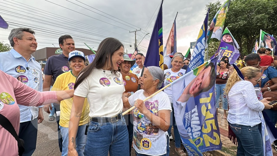 Imagem: Candidato a Deputado Federal e Candidata ao Senado Janaina Riva estiveram na caminhada Thiago Silva reúne apoiadores e recebe Janaina durante caminhada na Vila Operária em Rondonópolis Imagem: Candidato a Deputado Federal e Candidata ao Senado Janaina Riva estiveram na caminhada Thiago Silva reúne apoiadores e recebe Janaina durante caminhada na Vila Operária em Rondonópolis