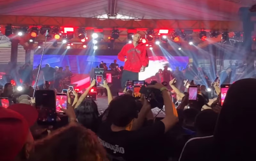 Imagem: Cantor Oruan Rapper Oruam aparece de surpresa em show pela primeira vez após deixar de ser foragido Imagem: Cantor Oruan Rapper Oruam aparece de surpresa em show pela primeira vez após deixar de ser foragido