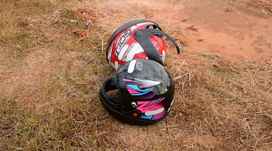 Imagem: Capacete no local do acidente Homem fica em estado gravíssimo após bater moto contra poste na Avenida das Torres em Rondonópolis Imagem: Capacete no local do acidente Homem fica em estado gravíssimo após bater moto contra poste na Avenida das Torres em Rondonópolis