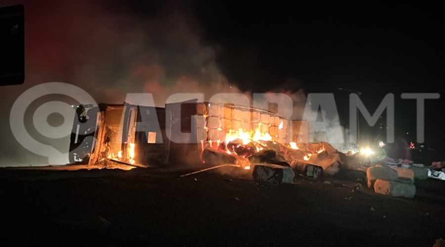 Imagem: Carreta de Pluma FOgo Carreta com carga de algodão tomba e é tomada pelas chamas após motorista desviar de cone na BR-364