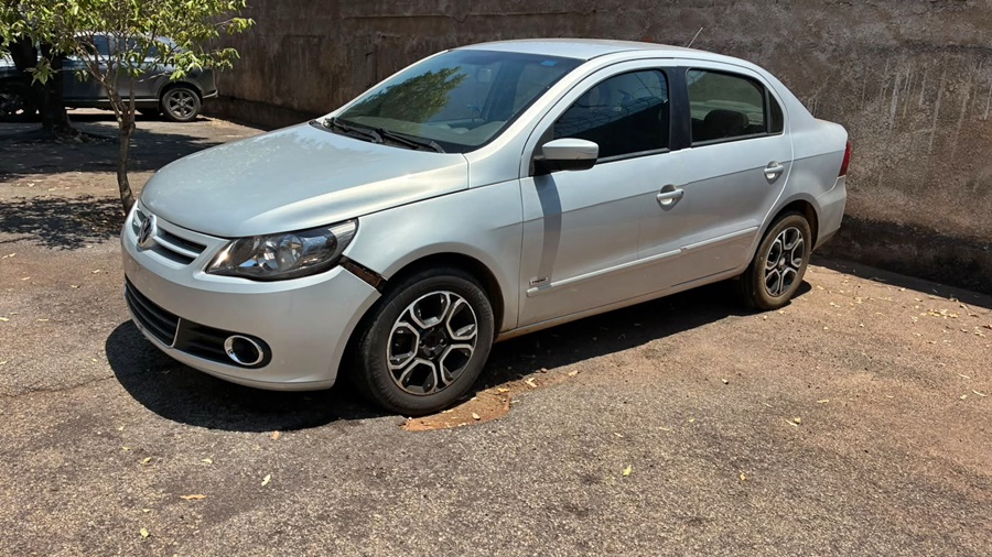 Imagem: Carro Voyage apreendido Suspeitos fogem em Voyage sem placa e abandonam revólver durante perseguição; foram presos pela PM Imagem: Carro Voyage apreendido Suspeitos fogem em Voyage sem placa e abandonam revólver durante perseguição; foram presos pela PM