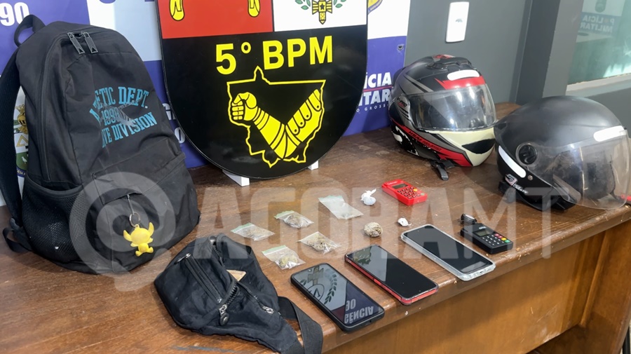 Imagem: Celulares e drogas apreendidas Grupo de Apoio prende suspeito com drogas, celulares e máquinas de cartão no Centro de Rondonópolis Imagem: Celulares e drogas apreendidas Grupo de Apoio prende suspeito com drogas, celulares e máquinas de cartão no Centro de Rondonópolis