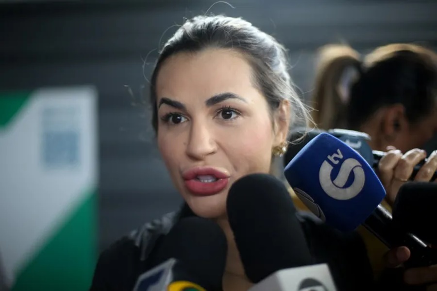 Imagem: Deolane Bezerra Em carta, Deolane Bezerra diz estar ‘firme’ na prisão: ‘Escolhidos de Deus são perseguidos’ Imagem: Deolane Bezerra Em carta, Deolane Bezerra diz estar ‘firme’ na prisão: ‘Escolhidos de Deus são perseguidos’