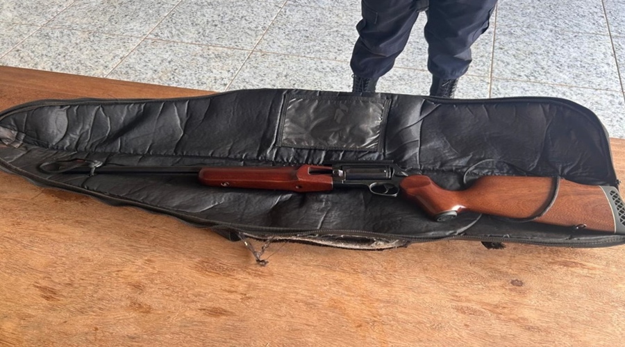 Imagem: ESPINGARDA APREENDIDA NOVA UBIRATA Espingarda e 19 munições são apreendidas durante cumprimento de medida protetiva Imagem: ESPINGARDA APREENDIDA NOVA UBIRATA Espingarda e 19 munições são apreendidas durante cumprimento de medida protetiva