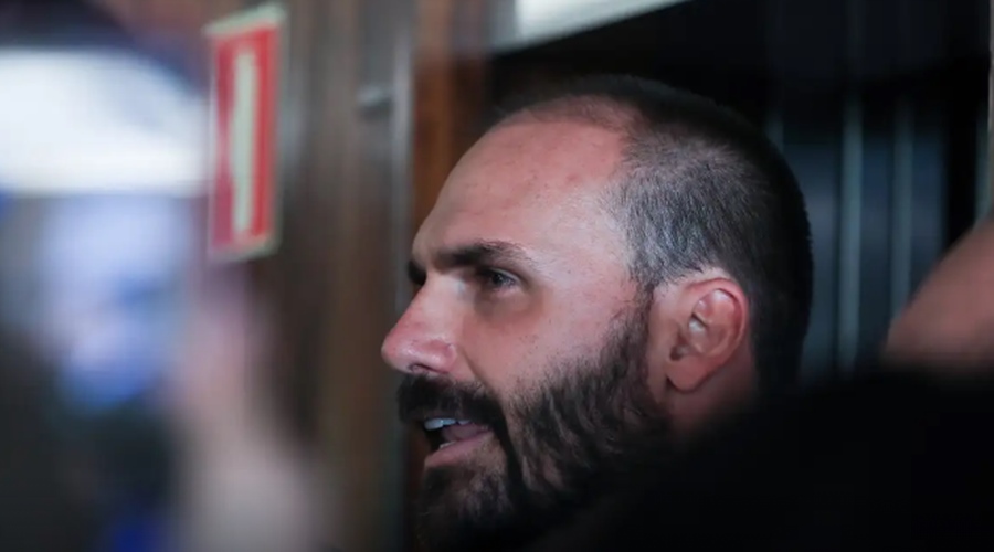 Imagem: Eduardo Bolsonaro STF mantém condenação e Eduardo Bolsonaro pode cumprir 4 anos de prisão por articulação do tarifaço dos EUA