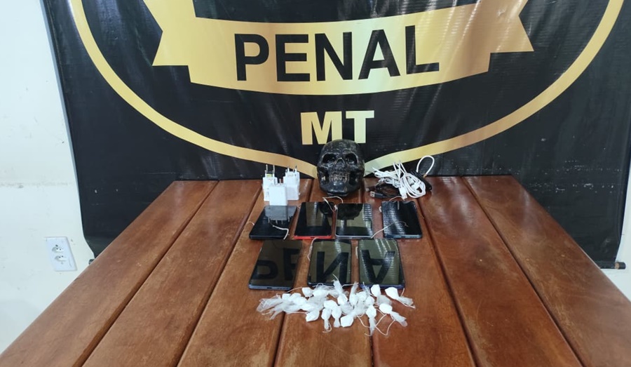 Imagem: Entorpecente e celulares apreendidos Operação fecha o cerco e encontra cocaína e celulares escondidos na Mata Grande em Rondonópolis Imagem: Entorpecente e celulares apreendidos Operação fecha o cerco e encontra cocaína e celulares escondidos na Mata Grande em Rondonópolis