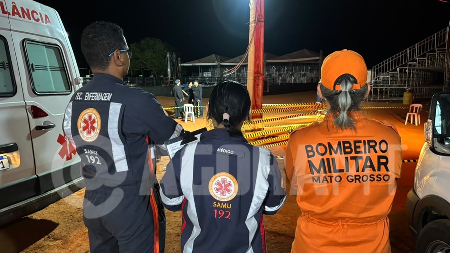 Imagem: Equipe do Samu no local do acidente de trabalho fatal Trabalhador morre após sofrer descarga elétrica durante montagem de evento em Rondonópolis