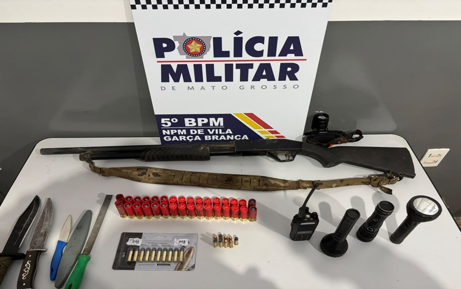 Imagem: Espingarda e municoes apreendidas Polícia Militar flagra homem dentro de fazenda com espingarda e munições durante caça ilegal Imagem: Espingarda e municoes apreendidas Polícia Militar flagra homem dentro de fazenda com espingarda e munições durante caça ilegal