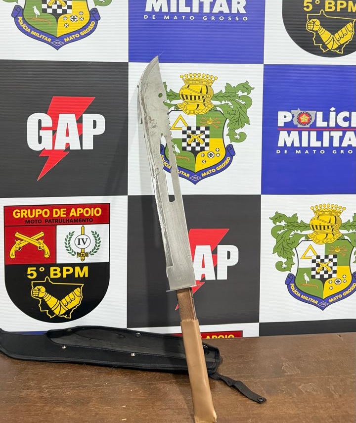 Imagem: Facao utilizado no crime Homem é atacado com facão e sofre grave ferimento na cabeça; suspeito foi preso pela Polícia Militar