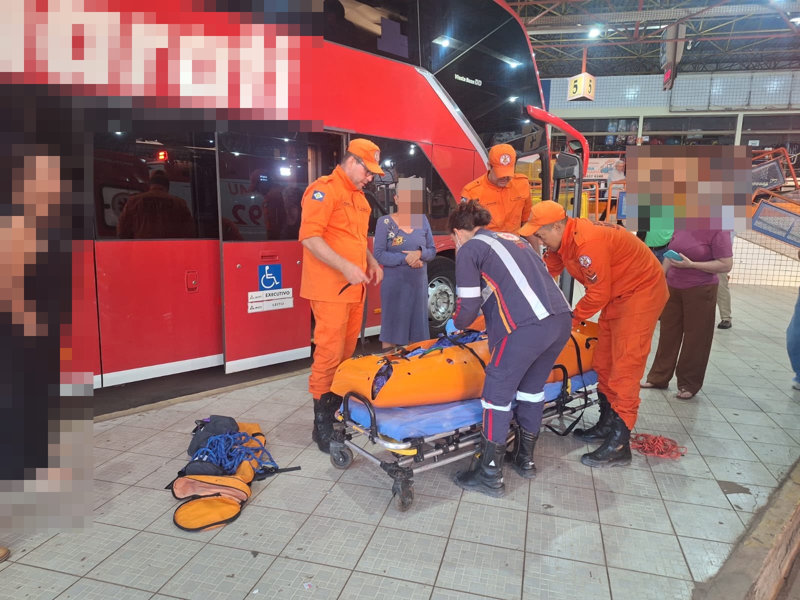 Imagem: Idosa caiu dentro de onibus interestadual Idosa fica ferida e sofre fratura após cair dentro de ônibus interestadual em Rondonópolis