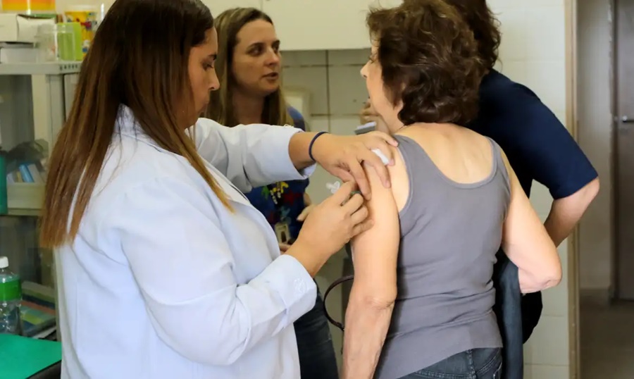 Imagem: Idosos recebendo imuzacao Idosos com mais de 85 anos entram no grupo prioritário para vacina Pneumo 20 pelo SUS Imagem: Idosos recebendo imuzacao Idosos com mais de 85 anos entram no grupo prioritário para vacina Pneumo 20 pelo SUS