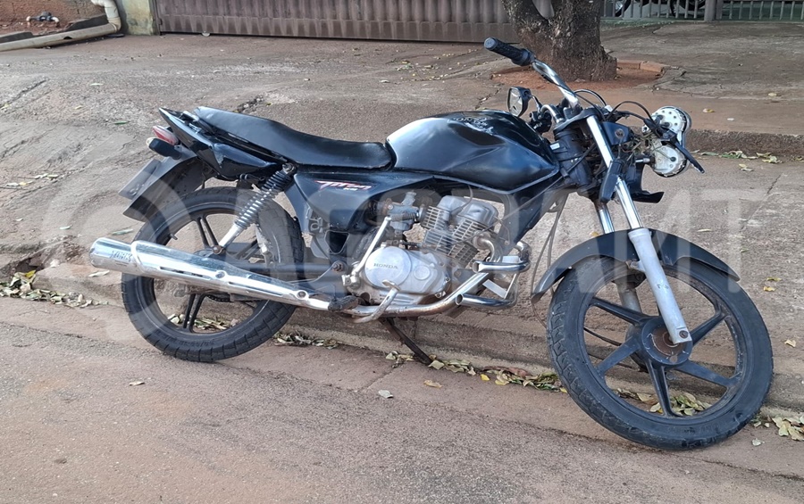 Imagem: Moto Titan envolvida no acidente 01 Rondonópolis registra mais um acidente com moto elétrica; vítimas foram levadas para o Hospital Regional