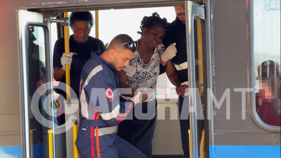 Imagem: Mulher sendo retirada do onibus Motorista de ônibus percebe passageira passando mal, desvia rota e a leva até base do Samu em Rondonópolis Imagem: Mulher sendo retirada do onibus Motorista de ônibus percebe passageira passando mal, desvia rota e a leva até base do Samu em Rondonópolis