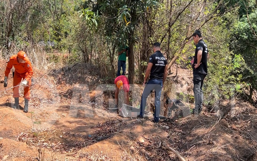 Imagem: Policia Civil no local que foi encontrado o corpo ATUALIZAÇÃO | Politec identifica corpo encontrado no córrego Piscina na manhã de hoje em Rondonópolis