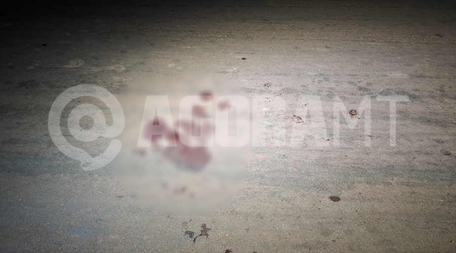 Imagem: SANGUE ESPALHADO Motociclista é arremessado por 20 metros após bater em carreta estacionada no bairro Rosa Bororo Imagem: SANGUE ESPALHADO Motociclista é arremessado por 20 metros após bater em carreta estacionada no bairro Rosa Bororo