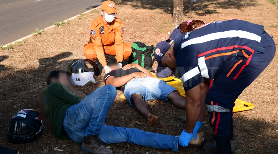 Imagem: Samu atendendo vitima de atropelamento na Av Julio Campos Roo Jovem é atropelada após descer de ônibus e tentar atravessar a avenida Júlio Campos em Rondonópolis