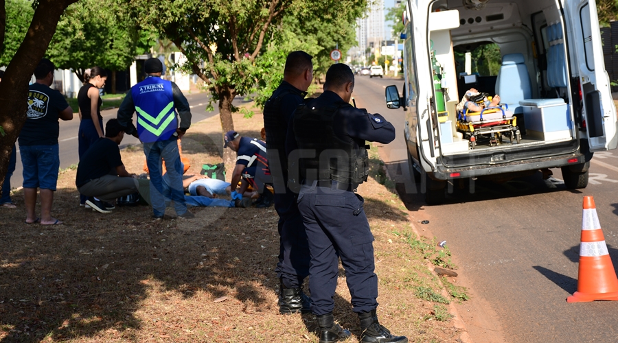 Imagem: Samu atendendo vitima de atropelamento na Av Julio Campos Jovem é atropelada após descer de ônibus e tentar atravessar a avenida Júlio Campos em Rondonópolis