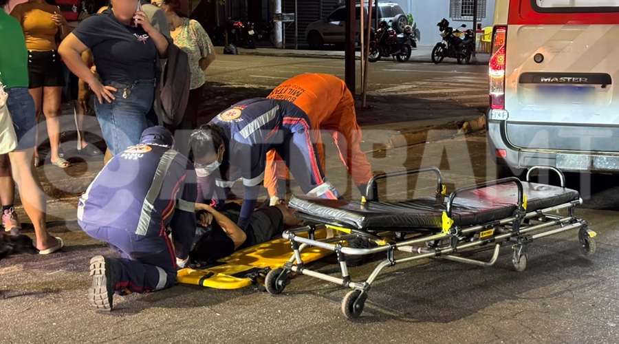 Imagem: Samu realizando atendimento Jovem de 17 anos fica ferido após perder controle de bicicleta elétrica em quebra-molas Imagem: Samu realizando atendimento Jovem de 17 anos fica ferido após perder controle de bicicleta elétrica em quebra-molas