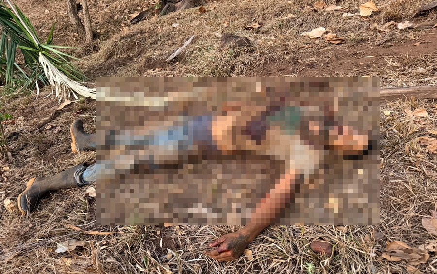 Imagem: Suspeito foi socorrido pelo Samu Suspeito de homicídio troca tiros com a Polícia Militar durante fuga e acaba baleado em Jaciara Imagem: Suspeito foi socorrido pelo Samu Suspeito de homicídio troca tiros com a Polícia Militar durante fuga e acaba baleado em Jaciara
