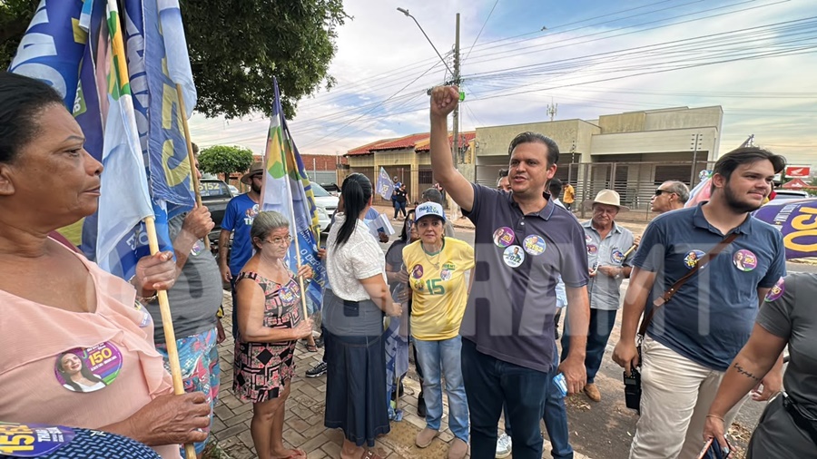 Imagem: Thiago Silva durante caminhada na Vila Operaria Thiago Silva reúne apoiadores e recebe Janaina durante caminhada na Vila Operária em Rondonópolis Imagem: Thiago Silva durante caminhada na Vila Operaria Thiago Silva reúne apoiadores e recebe Janaina durante caminhada na Vila Operária em Rondonópolis