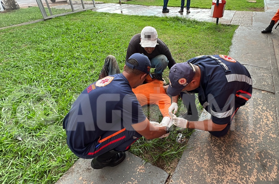 Imagem: Trabalhador sendo socorrido 01 EXCLUSIVO | Jovem fica gravemente ferido ao operar maquita durante obra na nova Policlínica em Rondonópolis