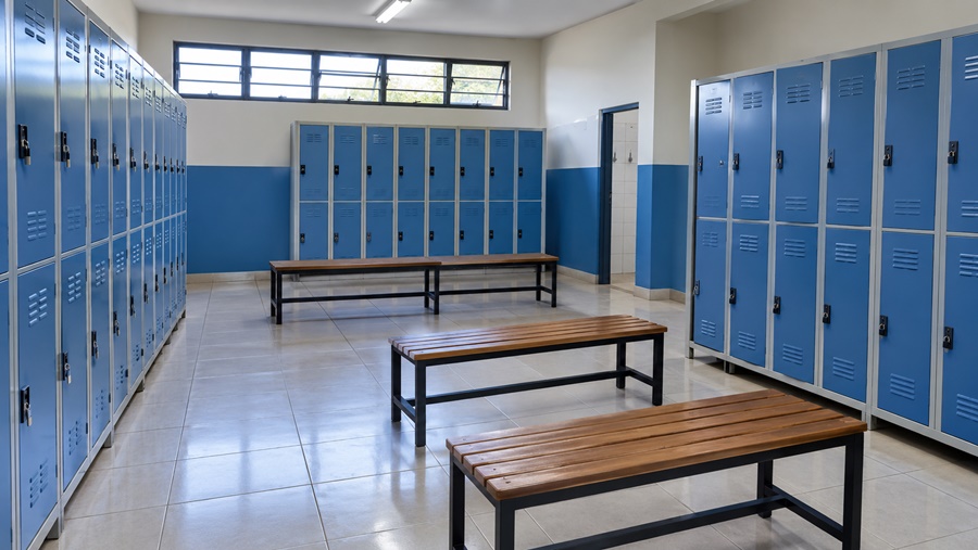 Imagem: Vestiario de escola Treinador é preso após celular ser encontrado gravando alunos no vestiário Imagem: Vestiario de escola Treinador é preso após celular ser encontrado gravando alunos no vestiário