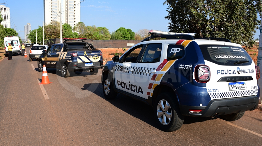 Imagem: Viaturas da PM E SEMOB em local de acidente Jovem é atropelada após descer de ônibus e tentar atravessar a avenida Júlio Campos em Rondonópolis
