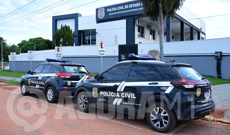 Imagem: Viaturas da Policia Civil em frente a Delegacia de Roubos e Furtos Foragido é localizado e preso pela Polícia Civil durante diligências em São José do Povo Imagem: Viaturas da Policia Civil em frente a Delegacia de Roubos e Furtos Foragido é localizado e preso pela Polícia Civil durante diligências em São José do Povo