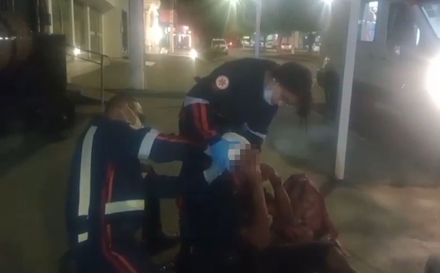 Imagem: Vitima de esfaqueamento sendo socorrida 01 Homem é atacado com facão e sofre grave ferimento na cabeça; suspeito foi preso pela Polícia Militar