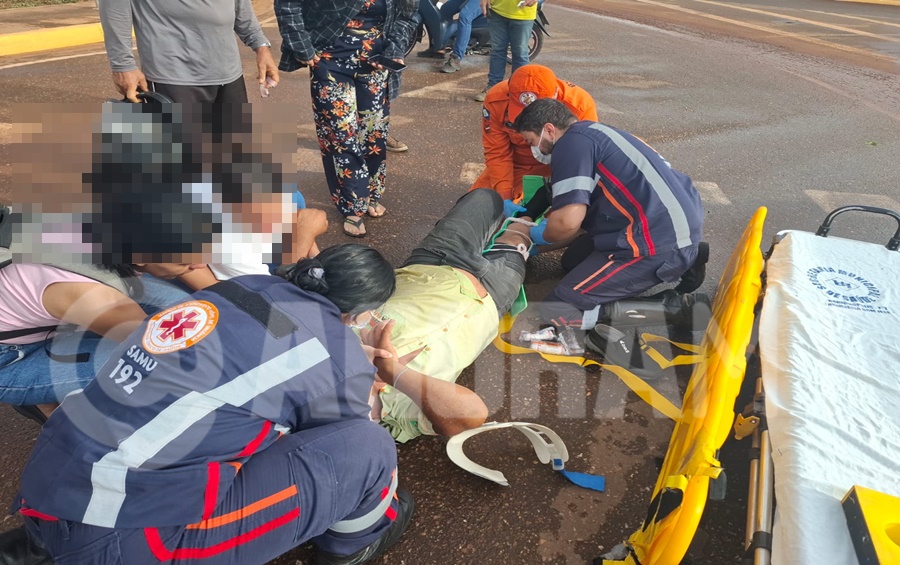 Imagem: Vitima sendo socorrida Motociclista sofre suspeita de fratura após acidente em Rondonópolis; condutor do carro não prestou atendimento Imagem: Vitima sendo socorrida Motociclista sofre suspeita de fratura após acidente em Rondonópolis; condutor do carro não prestou atendimento