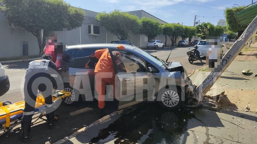 Imagem: Vitimas sendo retiradas do carro Mãe e filha ficam feridas após carro bater contra poste em forte colisão em Rondonópolis Imagem: Vitimas sendo retiradas do carro Mãe e filha ficam feridas após carro bater contra poste em forte colisão em Rondonópolis