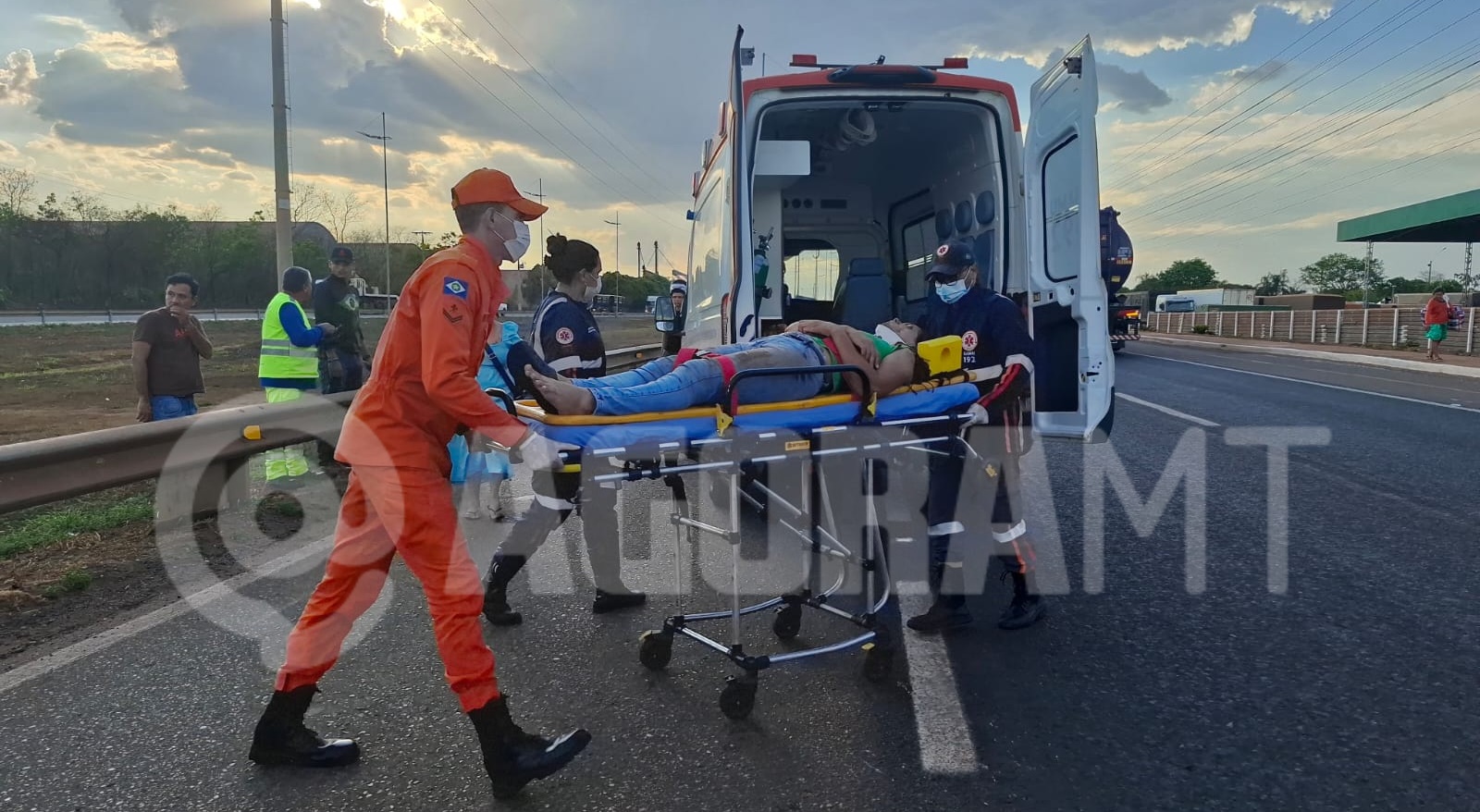 Imagem: acidente 364 guarda corp Motociclista fica ferida após pneu estourar e moto bater em guarda-corpo na BR-364 em Rondonópolis Imagem: acidente 364 guarda corp Motociclista fica ferida após pneu estourar e moto bater em guarda-corpo na BR-364 em Rondonópolis