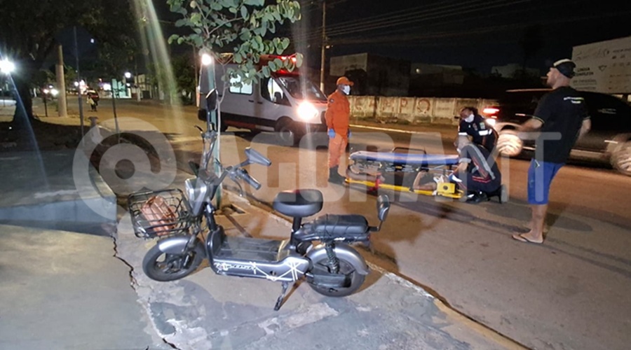 Imagem: acidente moto eletrica Mulher fica ferida após perder controle de moto elétrica e cair em quebra-molas na Avenida Bandeirantes