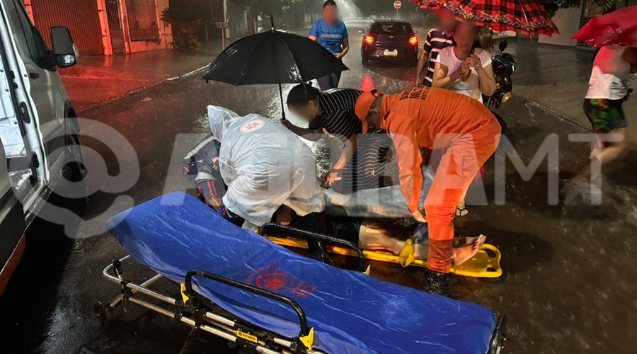 Imagem: acidente na chuva Mulher é atropelada por motociclista ao tentar desviar de enxurrada em Rondonópolis Imagem: acidente na chuva Mulher é atropelada por motociclista ao tentar desviar de enxurrada em Rondonópolis