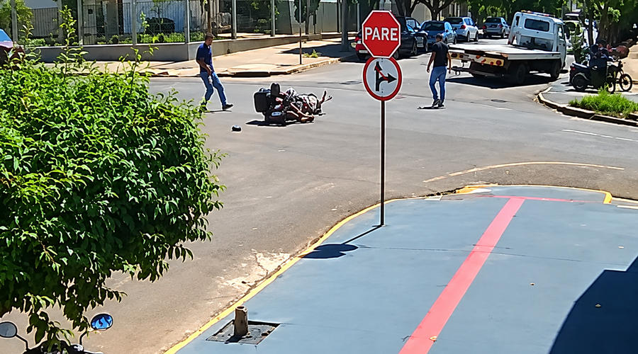 Imagem: acidente rio branco Caminhão e motocicleta se envolvem em acidente na Rua Rio Branco; motociclista fica ferido Imagem: acidente rio branco Caminhão e motocicleta se envolvem em acidente na Rua Rio Branco; motociclista fica ferido