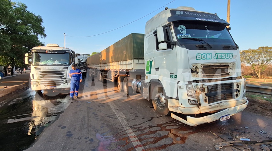 Imagem: acidente trevao 1 Colisão entre quatro carretas deixa uma pessoa morta e interdita BR-163 no Trevão de Rondonópolis Imagem: acidente trevao 1 Colisão entre quatro carretas deixa uma pessoa morta e interdita BR-163 no Trevão de Rondonópolis