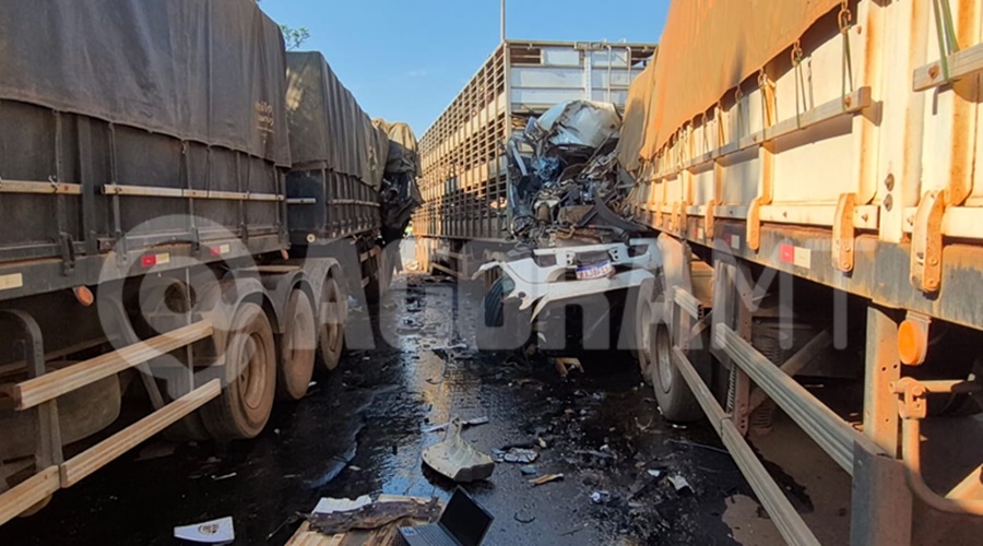 Imagem: acidente trevao 4 Colisão entre quatro carretas deixa uma pessoa morta e interdita BR-163 no Trevão de Rondonópolis Imagem: acidente trevao 4 Colisão entre quatro carretas deixa uma pessoa morta e interdita BR-163 no Trevão de Rondonópolis