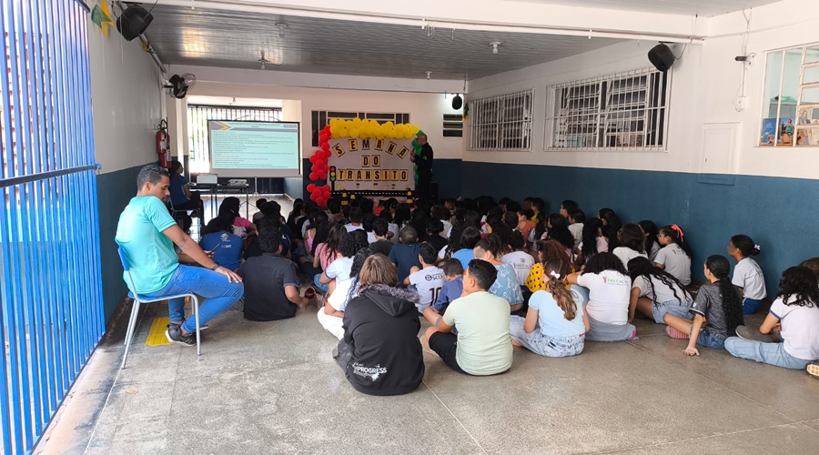 Imagem: alunos palestra transito guiratinga Polícia Militar leva orientações sobre educação no trânsito para alunos de escola em Guiratinga
