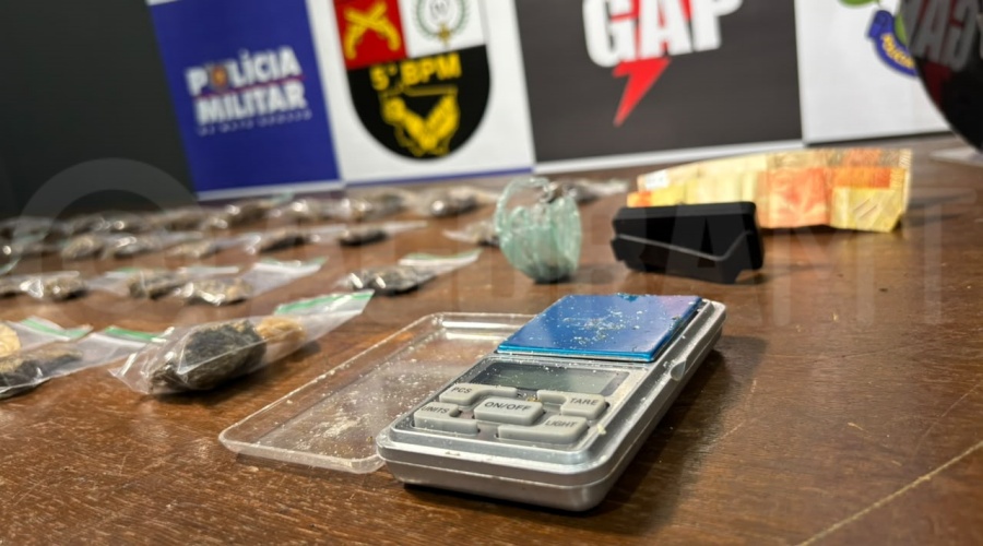 Imagem: balanca e drogas apreendidas Suspeitos tentam fugir, mas são presos com drogas durante abordagem da PM na noite de sábado Imagem: balanca e drogas apreendidas Suspeitos tentam fugir, mas são presos com drogas durante abordagem da PM na noite de sábado