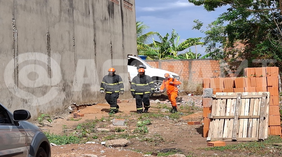 Imagem: bombeiros saindo do acidente de trabalho Funcionário fica preso em veículo após colidir contra parede de empresa durante acidente de trabalho Imagem: bombeiros saindo do acidente de trabalho Funcionário fica preso em veículo após colidir contra parede de empresa durante acidente de trabalho