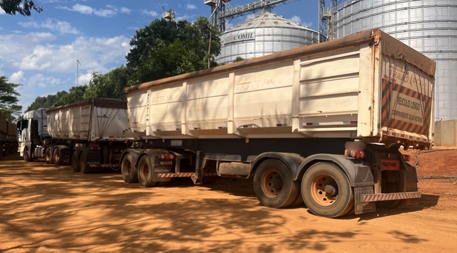 Imagem: caminhao om soja Motorista é preso após apresentar ordem falsa para carregar mais de R$ 109 mil em soja em Guiratinga