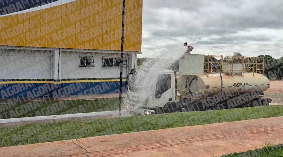 Imagem: caminhao pipa irrigando Caminhão-pipa é flagrado pegando água potável em hidrante e depois regando canteiros de Rondonópolis Imagem: caminhao pipa irrigando Caminhão-pipa é flagrado pegando água potável em hidrante e depois regando canteiros de Rondonópolis
