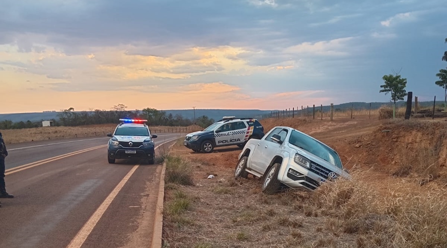 Imagem: caminhonete sequestrada Mulher é sequestrada durante roubo de caminhonete e criminoso morre após confronto com a Força Tática Imagem: caminhonete sequestrada Mulher é sequestrada durante roubo de caminhonete e criminoso morre após confronto com a Força Tática