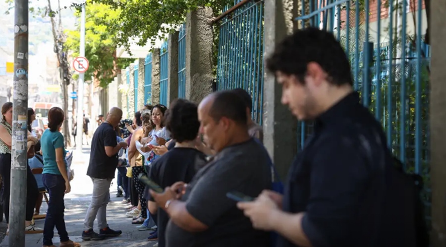 Imagem: candidatos aguardando no portao ara fazer prova A PND 2026 será aplicada neste domingo em mais de 800 municípios, com provas para o ingresso na carreira docente Imagem: candidatos aguardando no portao ara fazer prova A PND 2026 será aplicada neste domingo em mais de 800 municípios, com provas para o ingresso na carreira docente